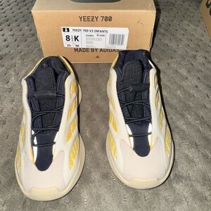 Worn 1x . Yeezy 700. Little kids Size 8.5 Final Sale